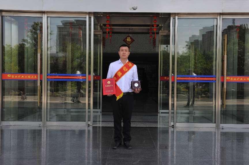 淮北礦業(yè)“勞動模范”?；?。王濤攝