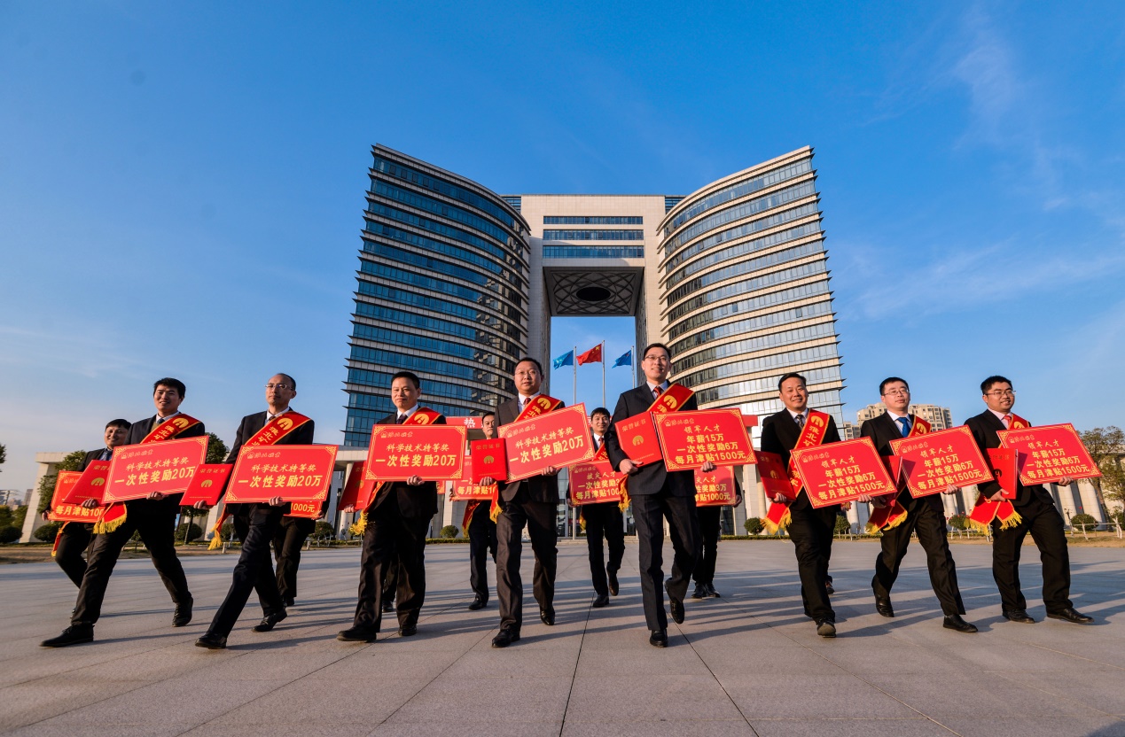 受到表彰的先進個人和科技獎項代表(張萬學(xué)/攝）