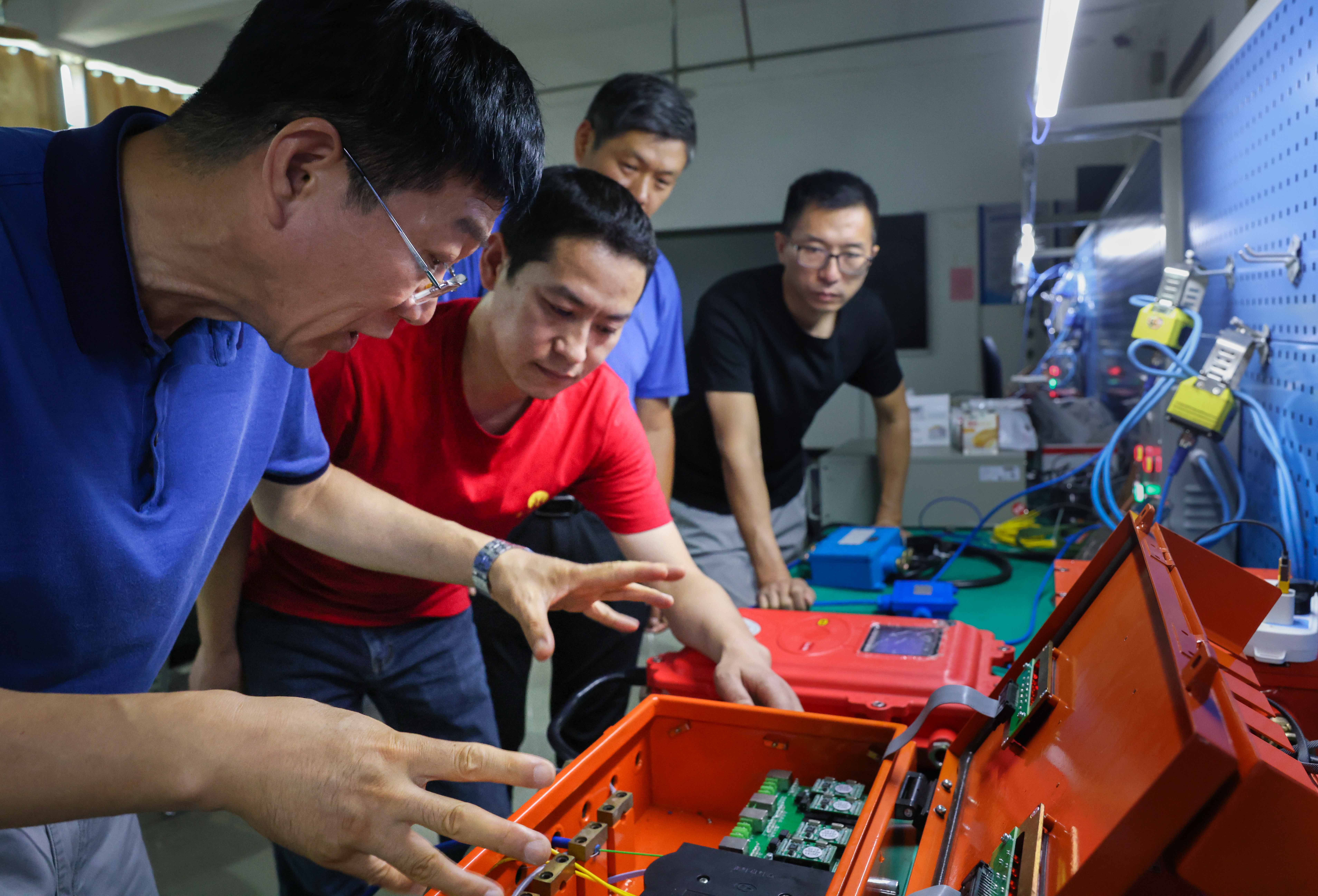 淮北礦業(yè)集團“工匠大師工作室”核心成員楊杰正在為技術(shù)比武選手傳授技藝。鄭洪光攝